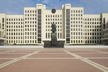 Minsk, Beyaz Rusya - 11 Eylül 2018: Anıt Lenin hükümet House, Rusya yakın. Bağımsızlık Meydanı, Minsk, Beyaz Rusya.