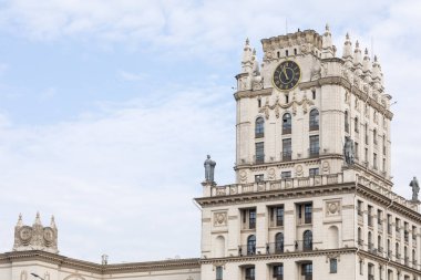 Minsk, Beyaz Rusya - 11 Eylül 2018: Minsk Gates ayrıntılı görünümünü. Sovyet miras. Ünlü dönüm noktası. İstasyon Meydanı. Minsk. Belarus.