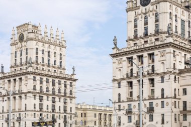 Minsk, Beyaz Rusya - 11 Eylül 2018: Minsk Gates ayrıntılı görünümünü. Sovyet miras. Ünlü dönüm noktası. İstasyon Meydanı. Minsk. Belarus.