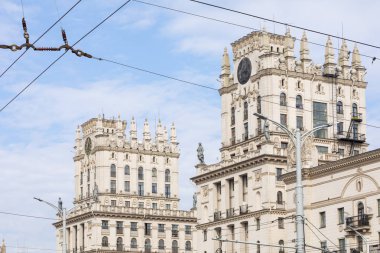 Minsk, Beyaz Rusya - 11 Eylül 2018: Minsk Gates ayrıntılı görünümünü. Sovyet miras. Ünlü dönüm noktası. İstasyon Meydanı. Minsk. Belarus.