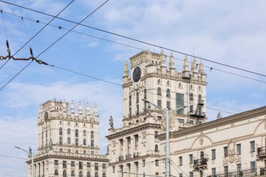 Minsk, Beyaz Rusya - 11 Eylül 2018: Minsk Gates ayrıntılı görünümünü. Sovyet miras. Ünlü dönüm noktası. İstasyon Meydanı. Minsk. Belarus.