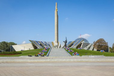 Minsk, Beyaz Rusya - 11 Eylül 2018: Anıt yapı Belarusça Minsk, Beyaz Rusya Büyük Vatanseverlik Savaşı Müzesi yakınındaki