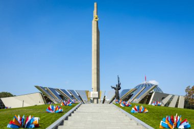 Minsk, Beyaz Rusya - 11 Eylül 2018: Anıt yapı Belarusça Minsk, Beyaz Rusya Büyük Vatanseverlik Savaşı Müzesi yakınındaki