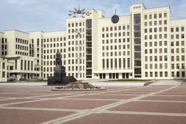 Minsk, Beyaz Rusya - 11 Eylül 2018: Anıt Lenin hükümet House, Rusya yakın. Bağımsızlık Meydanı, Minsk, Beyaz Rusya.