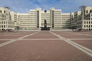 Minsk, Beyaz Rusya - 11 Eylül 2018: Anıt Lenin hükümet House, Rusya yakın. Bağımsızlık Meydanı, Minsk, Beyaz Rusya.