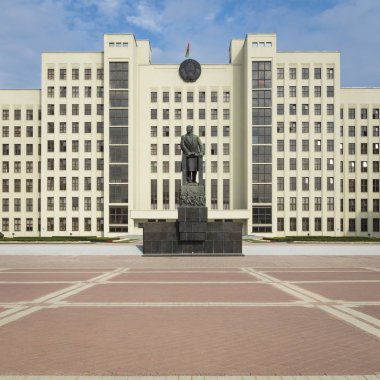Minsk, Beyaz Rusya - 11 Eylül 2018: Anıt Lenin hükümet House, Rusya yakın. Bağımsızlık Meydanı, Minsk, Beyaz Rusya.