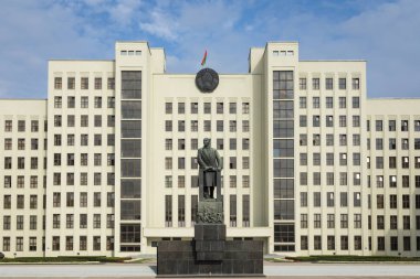 Minsk, Beyaz Rusya - 11 Eylül 2018: Anıt Lenin hükümet House, Rusya yakın. Bağımsızlık Meydanı, Minsk, Beyaz Rusya.