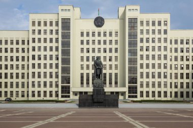 Minsk, Beyaz Rusya - 11 Eylül 2018: Anıt Lenin hükümet House, Rusya yakın. Bağımsızlık Meydanı, Minsk, Beyaz Rusya.