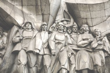 Minsk, Beyaz Rusya - 12 Eylül 2018: Minsk, Beyaz Rusya Nemiga Caddesi üzerinde Binası eski cephesinde Sovyet döneminin kısma.