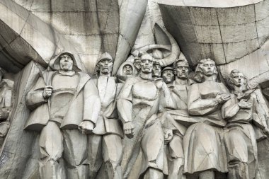 Minsk, Beyaz Rusya - 12 Eylül 2018: Minsk, Beyaz Rusya Nemiga Caddesi üzerinde Binası eski cephesinde Sovyet döneminin kısma.