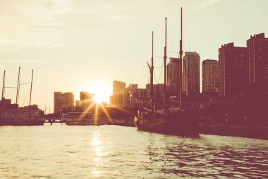 Toronto, Kanada - 18 Eylül 2018: Gün batımında Ontario Gölü ile uzun gemi ayakta Marina Toronto, Kanada.