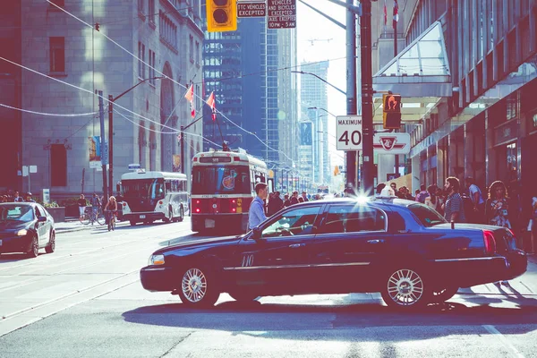 トロント カナダ 2018 ラッシュアワー Attoronto の使用中の交差 バック グラウンドでの金融街 — ストック写真