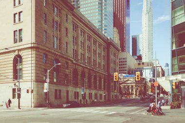 Toronto, Kanada - 17 Eylül 2018: bitirim attoronto'nın en işlek kesişme noktalarında. Arka plan, finans bölgesi.