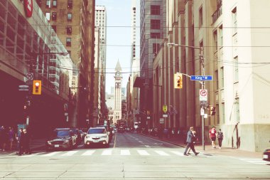 Toronto, Kanada - 17 Eylül 2018: bitirim attoronto'nın en işlek kesişme noktalarında. Arka plan, finans bölgesi.