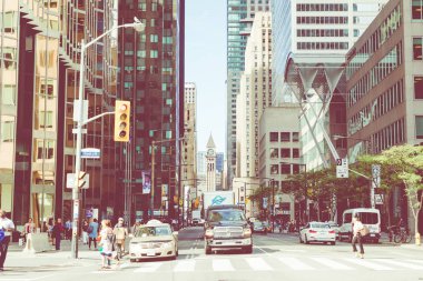 Toronto, Kanada - 17 Eylül 2018: bitirim attoronto'nın en işlek kesişme noktalarında. Arka plan, finans bölgesi.