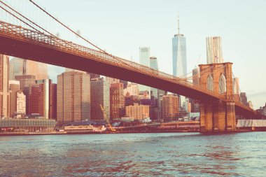 New York'ta Brooklyn Köprüsü. Sabah güneşi, ABD'de ünlü dönüm noktası.