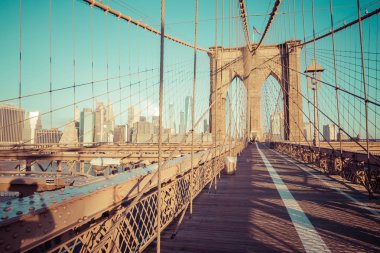 New York'ta Brooklyn Köprüsü. Sabah güneşi, ABD'de ünlü dönüm noktası.