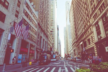 New York - 2 Eylül 2018: Manhattan New York şehir sokak Road'da yaz saati, çok araba, sarı taksiler ve çalışmak için meşgul insanlar yürümek.