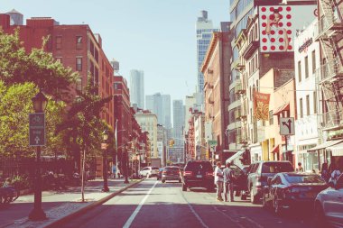 New York - 2 Eylül 2018: Manhattan New York şehir sokak Road'da yaz saati, çok araba, sarı taksiler ve çalışmak için meşgul insanlar yürümek.