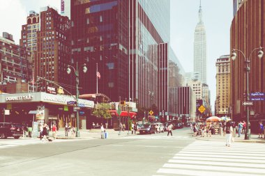 New York - 2 Eylül 2018: Manhattan New York şehir sokak Road'da yaz saati, çok araba, sarı taksiler ve çalışmak için meşgul insanlar yürümek.