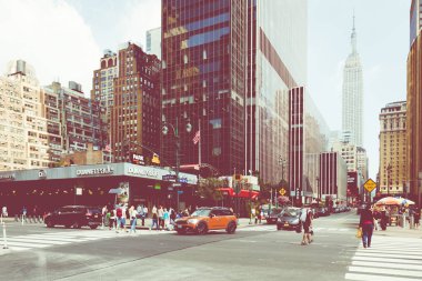 New York - 2 Eylül 2018: Manhattan New York şehir sokak Road'da yaz saati, çok araba, sarı taksiler ve çalışmak için meşgul insanlar yürümek.
