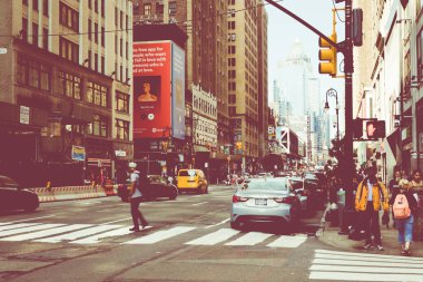 New York - 2 Eylül 2018: Manhattan New York şehir sokak Road'da yaz saati, çok araba, sarı taksiler ve çalışmak için meşgul insanlar yürümek.