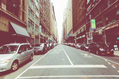 New York - 2 Eylül 2018: Manhattan New York şehir sokak Road'da yaz saati, çok araba, sarı taksiler ve çalışmak için meşgul insanlar yürümek.