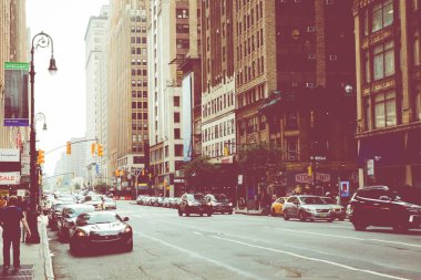 New York - 2 Eylül 2018: Manhattan New York şehir sokak Road'da yaz saati, çok araba, sarı taksiler ve çalışmak için meşgul insanlar yürümek.