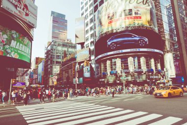 New York - 2 Eylül 2018: Manhattan New York şehir sokak Road'da yaz saati, çok araba, sarı taksiler ve çalışmak için meşgul insanlar yürümek.