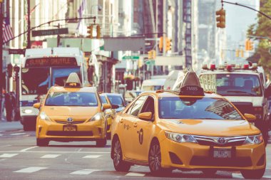 New York - 2 Eylül 2018: Sarı taksi Times Meydanı'ndan neon sanat ve ticaret yoğun turist kesişimi hızlandırır ve New York City, Amerika Birleşik Devletleri ikonik bir sokak.