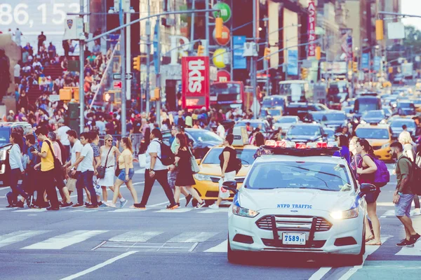 ニューヨーク 2018 Nypd 時ネオン芸術と商業の忙しい観光交差点を正方形し ニューヨーク市 アメリカの象徴的な通り — ストック写真