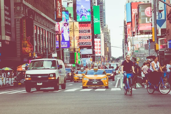 ニューヨーク 2018 夏の時間 多くの車でマンハッタンのニューヨーク市のストリート道路イエロー タクシーし 忙しい人は歩いて仕事に行く — ストック写真