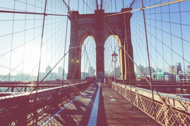 Ayrıntı kirişler ve destek kablolar, gündoğumu, New York City, New York, ABD, Manhattan şehir manzarası ile Brooklyn Köprüsü ve Vintage renk görmek
