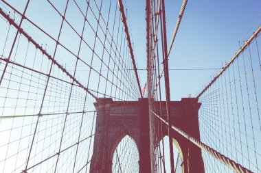 Ayrıntı kirişler ve destek kablolar, gündoğumu, New York City, New York, ABD, Manhattan şehir manzarası ile Brooklyn Köprüsü ve Vintage renk görmek