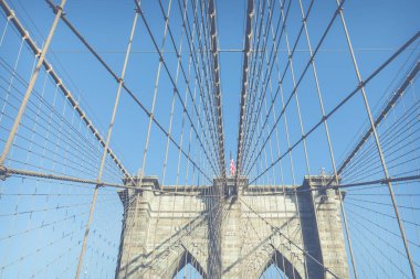 Ayrıntı kirişler ve destek kablolar, gündoğumu, New York City, New York, ABD, Manhattan şehir manzarası ile Brooklyn Köprüsü ve Vintage renk görmek