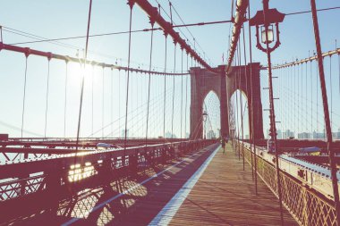 Ayrıntı kirişler ve destek kablolar, gündoğumu, New York City, New York, ABD, Manhattan şehir manzarası ile Brooklyn Köprüsü ve Vintage renk görmek