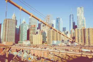 Ayrıntı kirişler ve destek kablolar, gündoğumu, New York City, New York, ABD, Manhattan şehir manzarası ile Brooklyn Köprüsü ve Vintage renk görmek