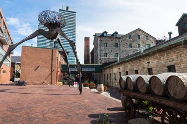 Toronto, Kanada - 18 Eylül 2018: Damıtım bölgesi (eski Gooderham ve bitkiler Distillery) - tarihi ve eğlence bölgesi. Çok sayıda kafe, Restoran, mağaza ve endüstriyel parçalar içerir.