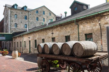 Toronto, Kanada - 18 Eylül 2018: Damıtım bölgesi (eski Gooderham ve bitkiler Distillery) - tarihi ve eğlence bölgesi. Çok sayıda kafe, Restoran, mağaza ve endüstriyel parçalar içerir.