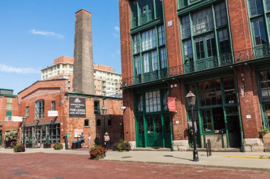 Toronto, Kanada - 18 Eylül 2018: Damıtım bölgesi (eski Gooderham ve bitkiler Distillery) - tarihi ve eğlence bölgesi. Çok sayıda kafe, Restoran, mağaza ve endüstriyel parçalar içerir.