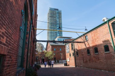 Toronto, Kanada - 18 Eylül 2018: Damıtım bölgesi (eski Gooderham ve bitkiler Distillery) - tarihi ve eğlence bölgesi. Çok sayıda kafe, Restoran, mağaza ve endüstriyel parçalar içerir.