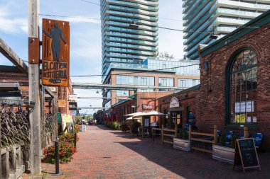 Toronto, Kanada - 18 Eylül 2018: Damıtım bölgesi (eski Gooderham ve bitkiler Distillery) - tarihi ve eğlence bölgesi. Çok sayıda kafe, Restoran, mağaza ve endüstriyel parçalar içerir.