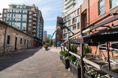 Toronto, Kanada - 18 Eylül 2018: Damıtım bölgesi (eski Gooderham ve bitkiler Distillery) - tarihi ve eğlence bölgesi. Çok sayıda kafe, Restoran, mağaza ve endüstriyel parçalar içerir.