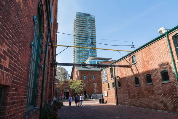Toronto, Kanada - 18 Eylül 2018: Damıtım bölgesi (eski Gooderham ve bitkiler Distillery) - tarihi ve eğlence bölgesi. Çok sayıda kafe, Restoran, mağaza ve endüstriyel parçalar içerir.