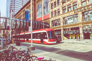 Toronto, Kanada - 17 Eylül 2018: bitirim attoronto'nın en işlek kesişme noktalarında. Arka plan, finans bölgesi.