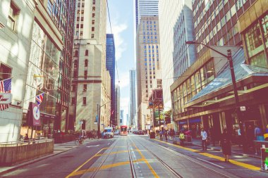 Toronto, Kanada - 17 Eylül 2018: bitirim attoronto'nın en işlek kesişme noktalarında. Arka plan, finans bölgesi.