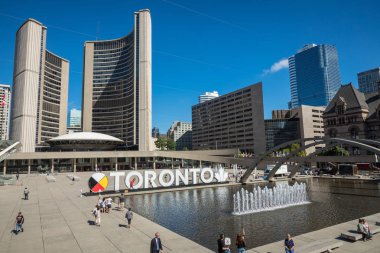Toronto, Kanada - 17 Eylül 2018: Görünüm, Toronto işareti Nathan Phillips Meydanı ' nda Toronto, Belediye Binası ve özgürlük Arches arka planda.