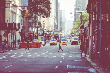 New York - 2 Eylül 2018: Manhattan New York şehir sokak Road'da yaz saati, çok araba, sarı taksiler ve çalışmak için meşgul insanlar yürümek.