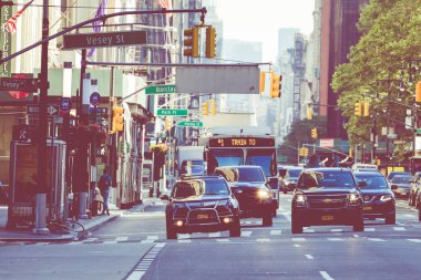New York - 2 Eylül 2018: Manhattan New York şehir sokak Road'da yaz saati, çok araba, sarı taksiler ve çalışmak için meşgul insanlar yürümek.