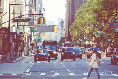 New York - 2 Eylül 2018: Manhattan New York şehir sokak Road'da yaz saati, çok araba, sarı taksiler ve çalışmak için meşgul insanlar yürümek.